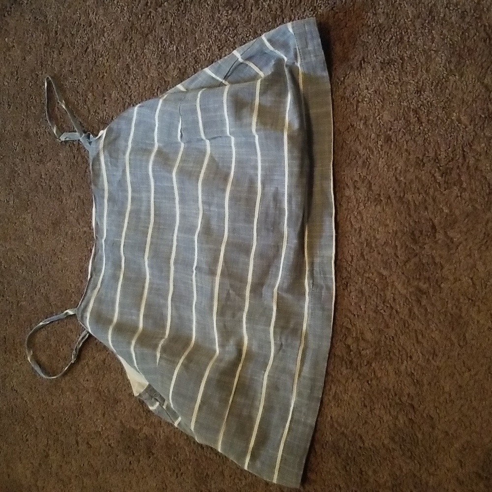 Universal Thread Crop Top - Picture 2 of 4